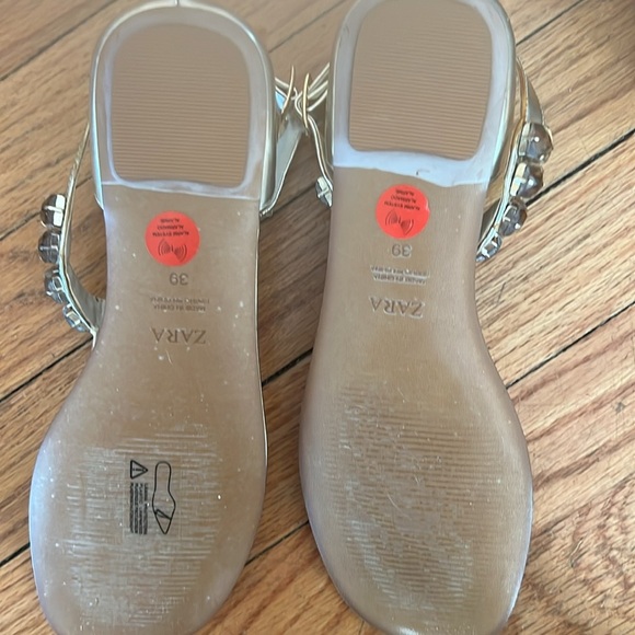 Zara - gold flats, thing t strap , Sz 39 - Picture 2 of 3
